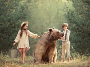 Мальчик и медведь фото